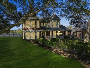 BEAUTIFUL VACATION HOME RENTAL WITH TROPICAl STYLE HEATED POOL & HOT TUB